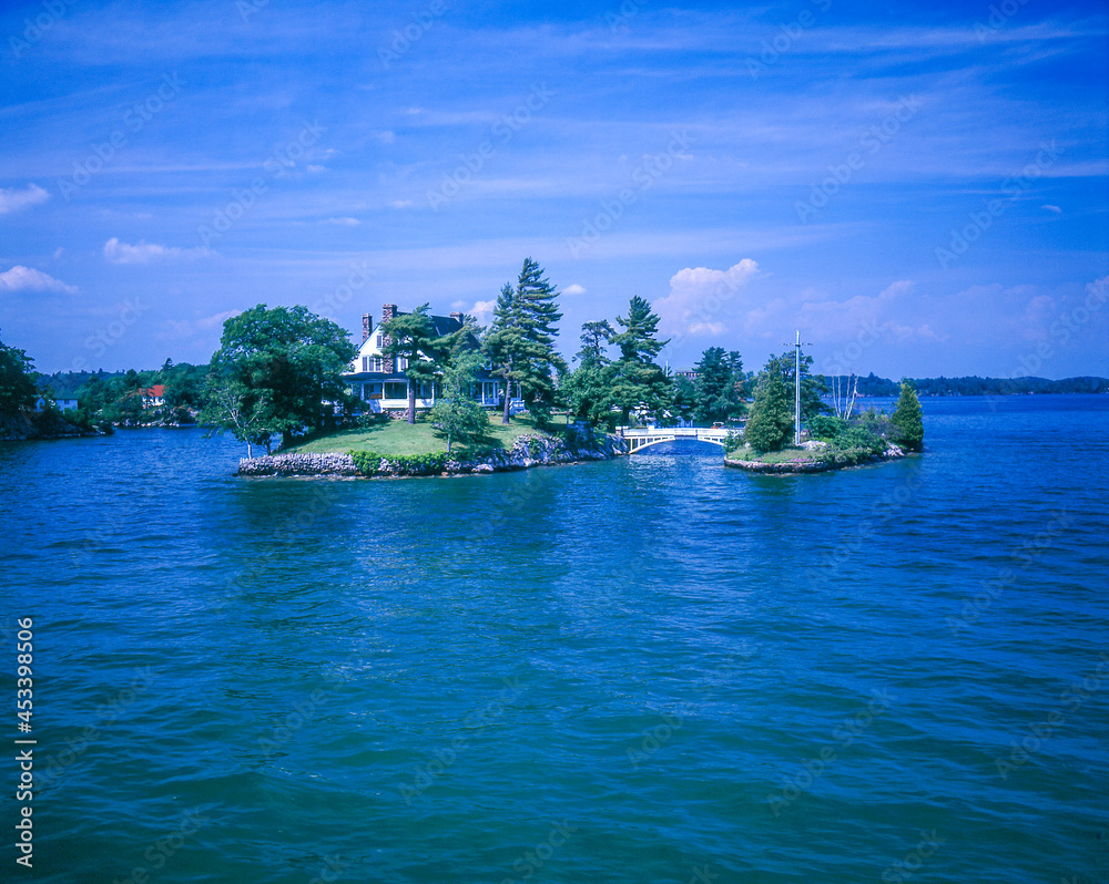 カナダ キングストーンのサウサンドアイランズの別荘 Stock Photo Adobe Stock