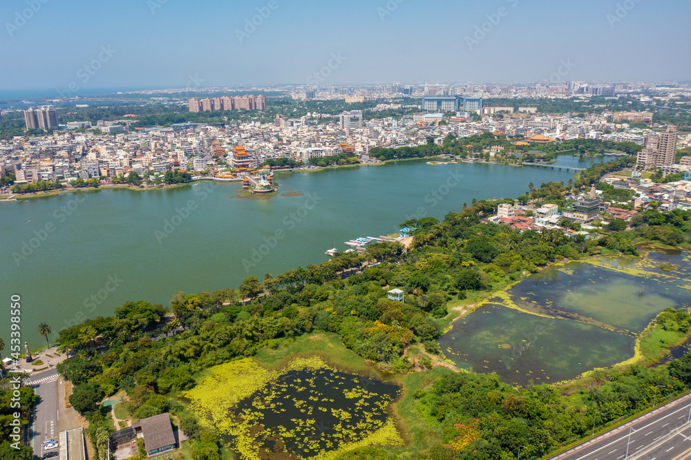 Obraz premium 台湾南部の高雄市周辺の上空からドローンで撮影した空撮写真 Aerial photo taken by drone from the sky over Kaohsiung City and surrounding areas in southern Taiwan. 