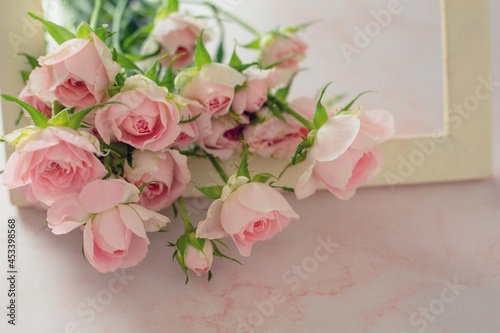ピンクのバラの花束と白い木のフレーム © hirobirock
