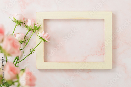 ピンクのバラの花束と白い木のフレーム