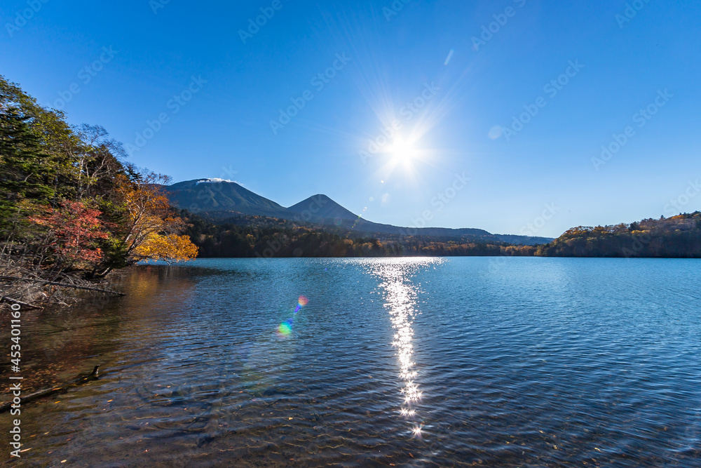 秋のオンネトー湖と阿寒富士