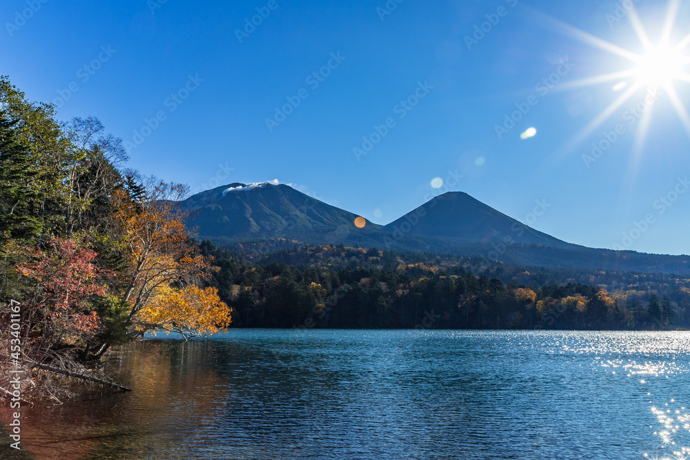 秋のオンネトー湖と阿寒富士