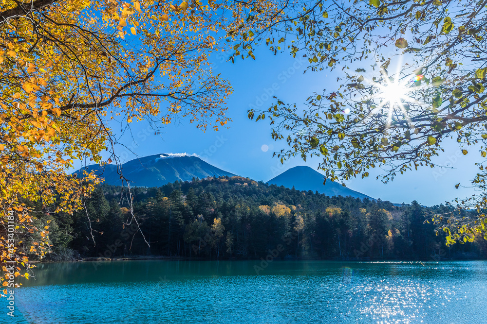 秋のオンネトー湖と阿寒富士