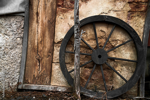 木の車輪と壁