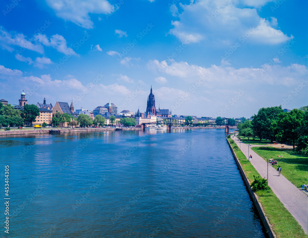 Obraz premium ドイツ フランクフルト マイン川と旧市街
