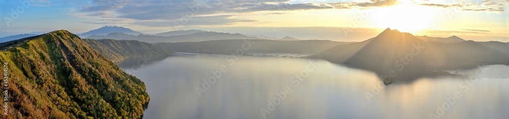 朝日を浴びて輝く晩秋の摩周湖のパノラマ情景＠北海道