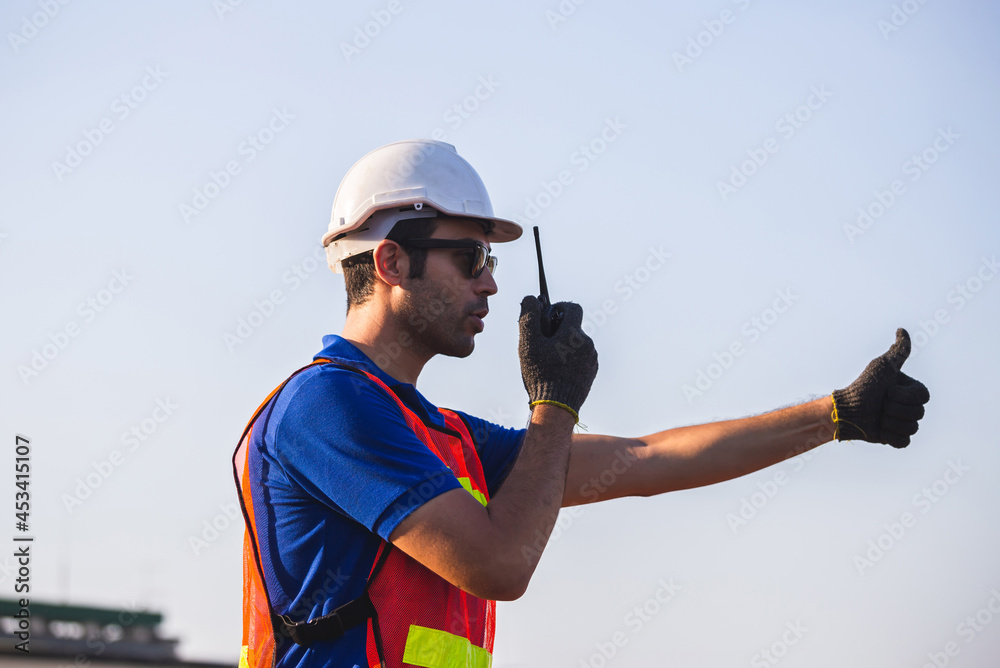 Ταπετσαρία Factory worker man in hardhat talks on two-way radio with giving thumbs up, Fore