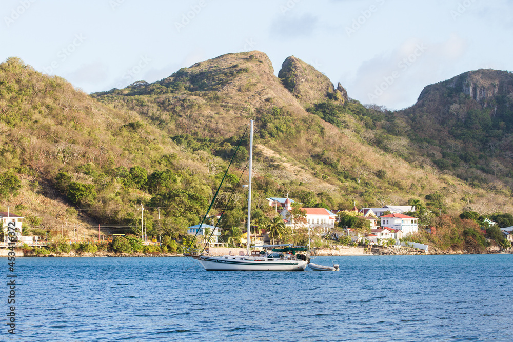 Obraz premium Sailing ship on the bay of Providence Island in Colombia