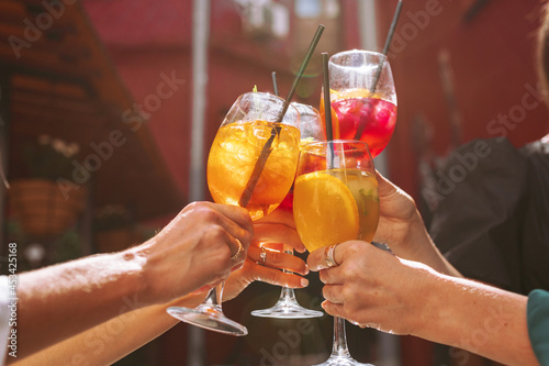 Billede på lærred A group of friends cheers their drinks together, celebrating birthday