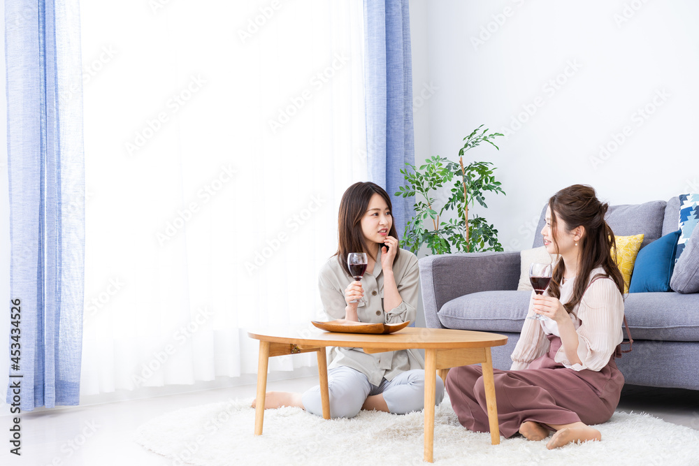 おうちで女子会をする若い女性たち