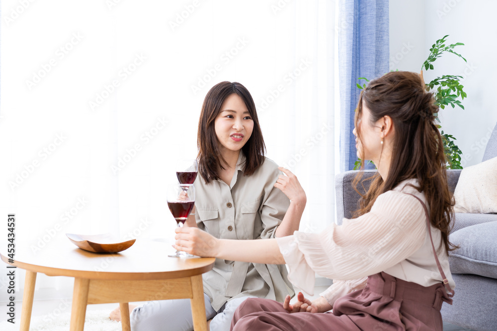 おうちで女子会をする若い女性たち おうちで女子会をする若い女性たち