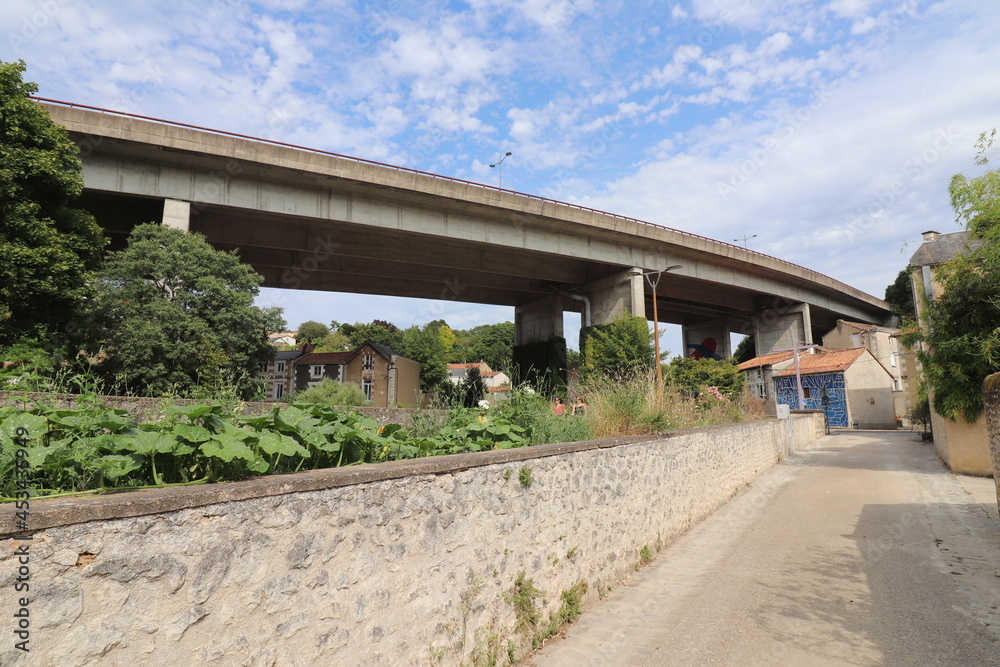 Pont routier sur la riviere Clain, ville de Poitiers, departement de la Vienne, France