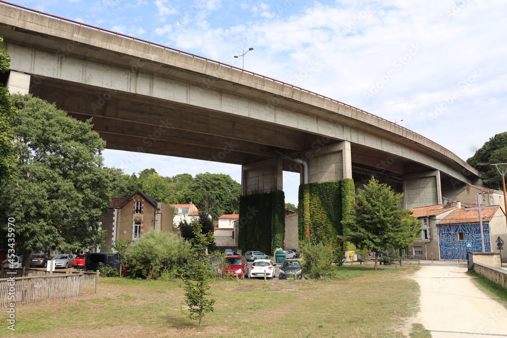 Fototapeta premium Pont routier sur la riviere Clain, ville de Poitiers, departement de la Vienne, France