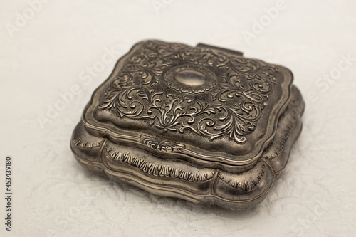 Φωτογραφία Close-up shot of an antique vintage ornated metal trinket box isolated on the wh