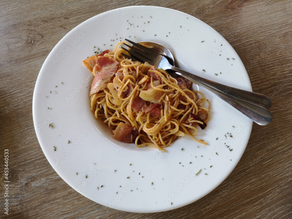 Stir-Fried Spaghetti With Dried Chili And Crispy Bacon