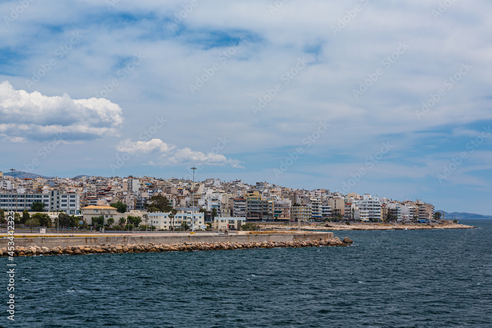 ギリシャのフェリーの船上から見えるアテネ近郊の街並み	
