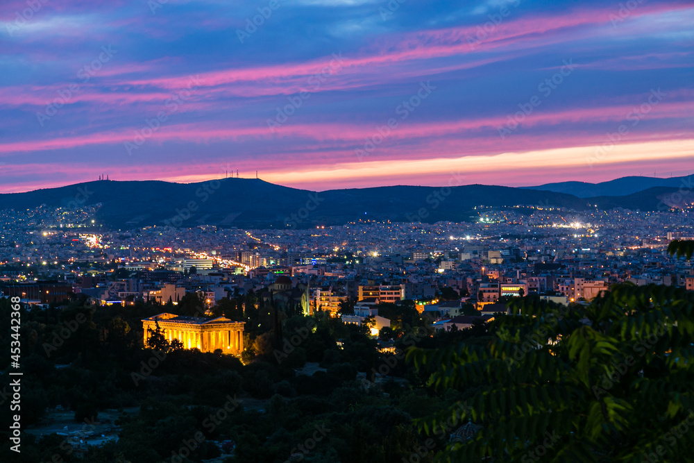 ギリシャ　アテネのアレオパゴスの丘から見える古代アゴラ内にあるヘパイストス神殿と夕焼けで染まった空