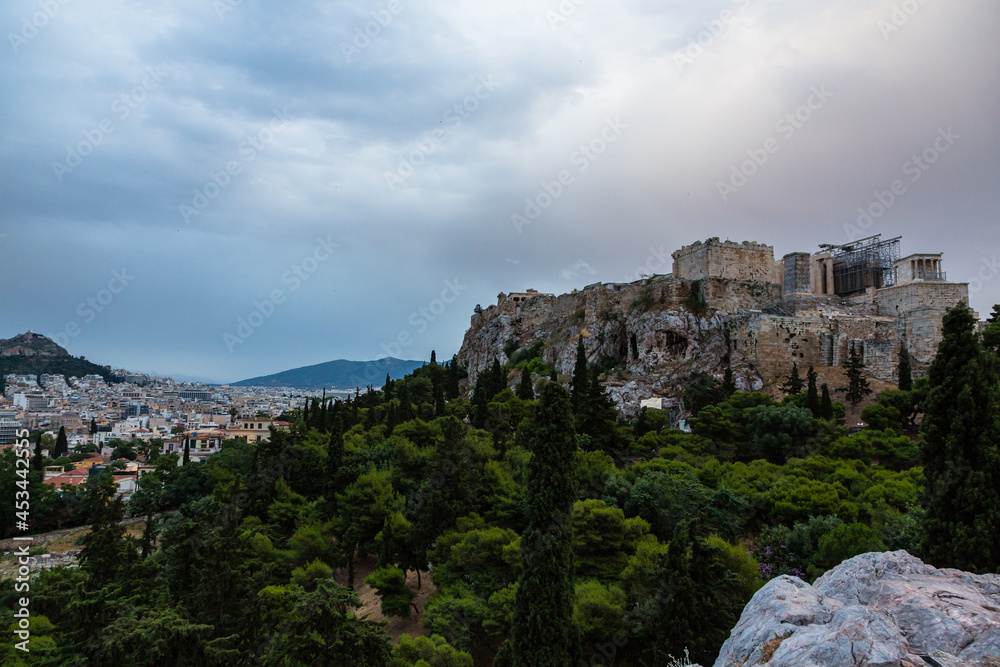 ギリシャ　アテネのアレオパゴスの丘から見えるアクロポリスとパルテノン神殿とリカヴィトスの丘