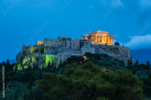 ギリシャ 夕暮れ時のアテネのアレオパゴスの丘から見えるライトアップされたアクロポリスとパルテノン神殿