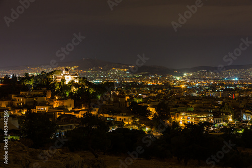 ギリシャ アテネのアレオパゴスの丘から見える夜景とライトアップされたアテネ国立天文台と聖マリナ教会