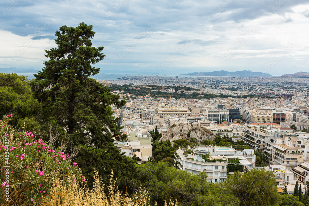 ギリシャ　アテネのリカヴィトスの丘の頂上から見えるアテネの街並みとエーゲ海