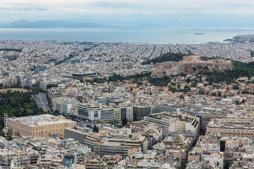 ギリシャ アテネのリカヴィトスの丘の頂上から見えるアクロポリス、パルテノン神殿、アテネの街並みとエーゲ海
