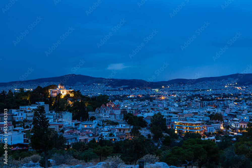 ギリシャ　アテネのアレオパゴスの丘から見える夜景とライトアップされたアテネ国立天文台と聖マリナ教会