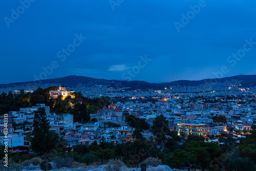 ギリシャ　アテネのアレオパゴスの丘から見える夜景とライトアップされたアテネ国立天文台と聖マリナ教会 © pespiero