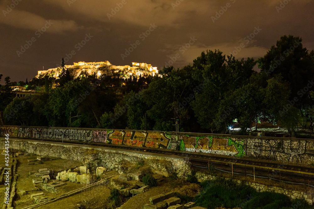 ギリシャ　アテネのライトアップされたアクロポリスと電車の線路