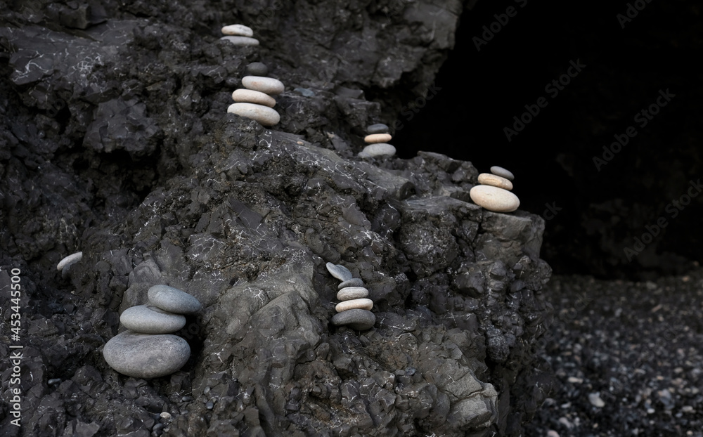 Obraz premium Stacked pebbles at Reynisfjara Black Beach, Iceland