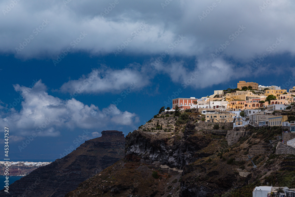 ギリシャ　サントリーニ島の断崖の上にあるフィラの街並み
