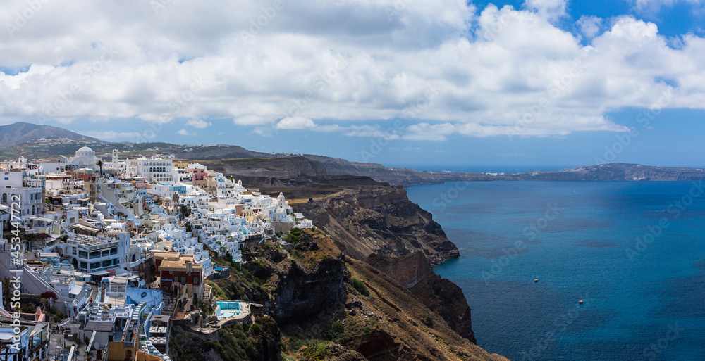 ギリシャ　サントリーニ島の断崖の上にあるフィラの街並みとエーゲ海