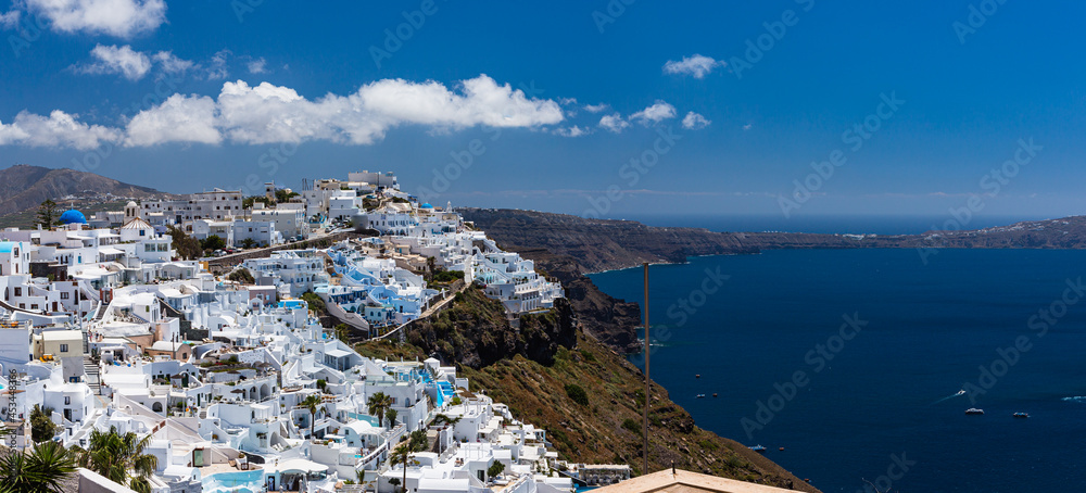 Fototapeta premium ギリシャ サントリーニ島の断崖の上にあるフィラの白い街並みとエーゲ海
