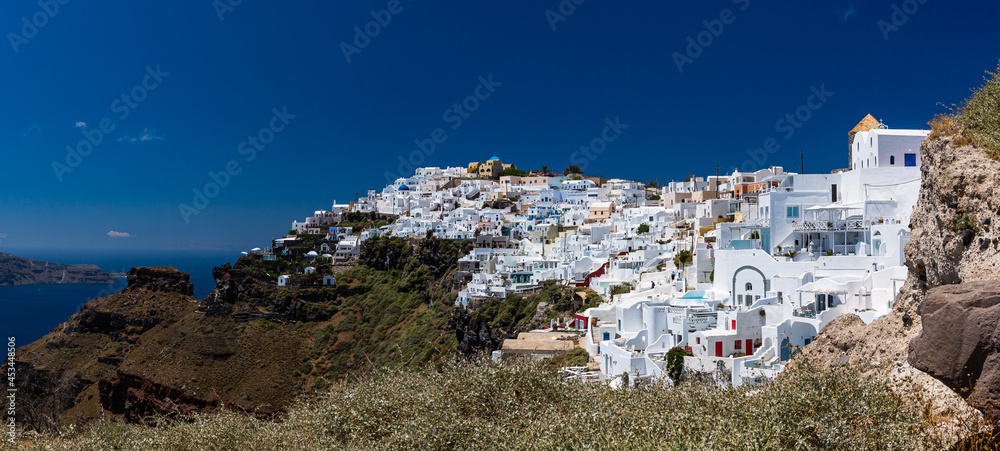 ギリシャ　サントリーニ島の断崖の上にあるイメロヴィグリの白い街並みとスカロスロック