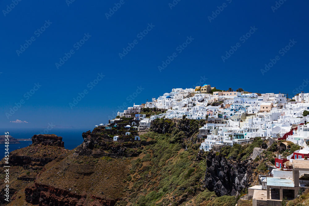 ギリシャ　サントリーニ島の断崖の上にあるイメロヴィグリの白い街並みとスカロスロック