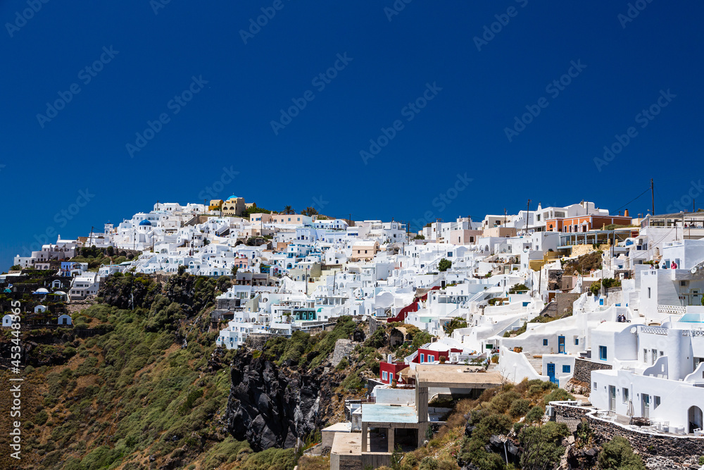 ギリシャ　サントリーニ島の断崖の上にあるイメロヴィグリの白い街並み