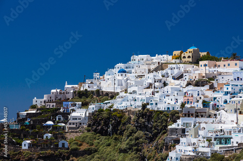 ギリシャ　サントリーニ島の断崖の上にあるイメロヴィグリの白い街並み © pespiero