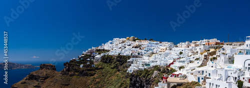 ギリシャ サントリーニ島の断崖の上にあるイメロヴィグリの白い街並みとスカロスロック