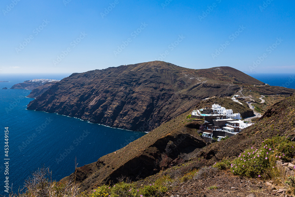 ギリシャ　サントリーニ島のフィラからティアへのハイキングコースからの風景　断崖絶壁の崖とコバルトブルーのエーゲ海