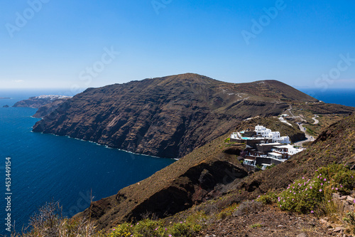 ギリシャ サントリーニ島のフィラからティアへのハイキングコースからの風景 断崖絶壁の崖とコバルトブルーのエーゲ海