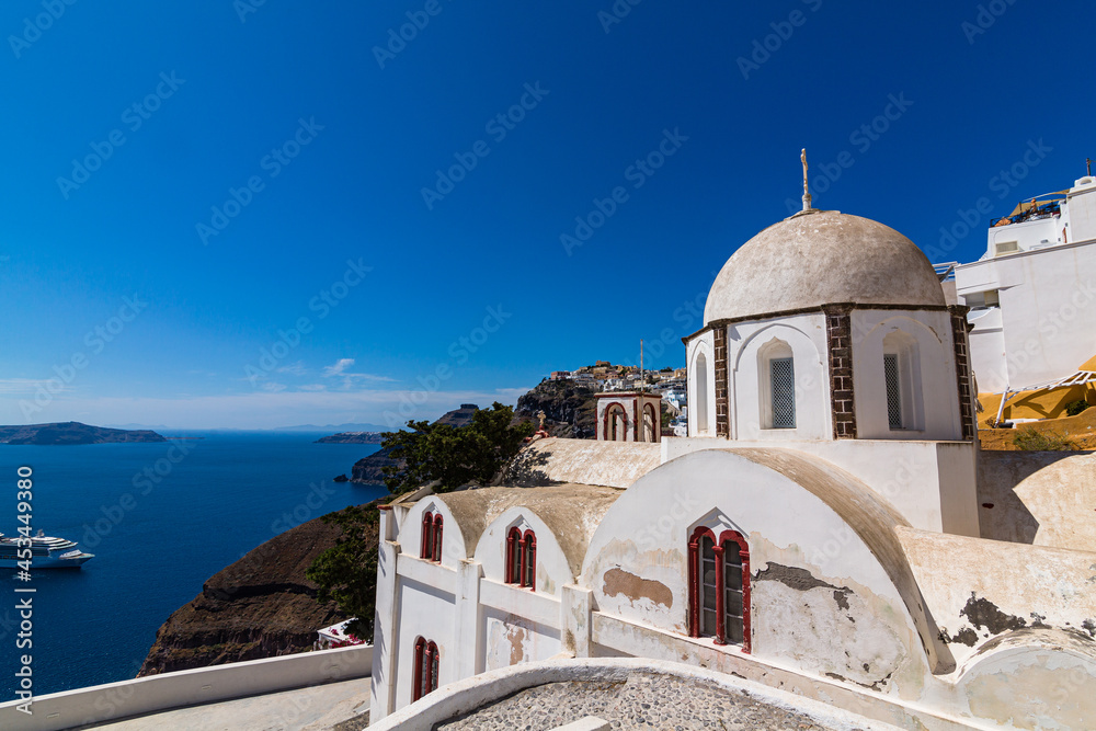 ギリシャ　サントリーニ島のフィラにある聖イオアニス・テオロゴス教会と街並み　Church of Agios Ioannis Theologos
