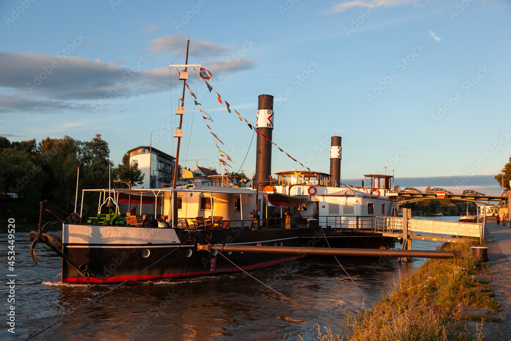 Fototapeta premium altes Raddampfer Schiff im Abendlicht
