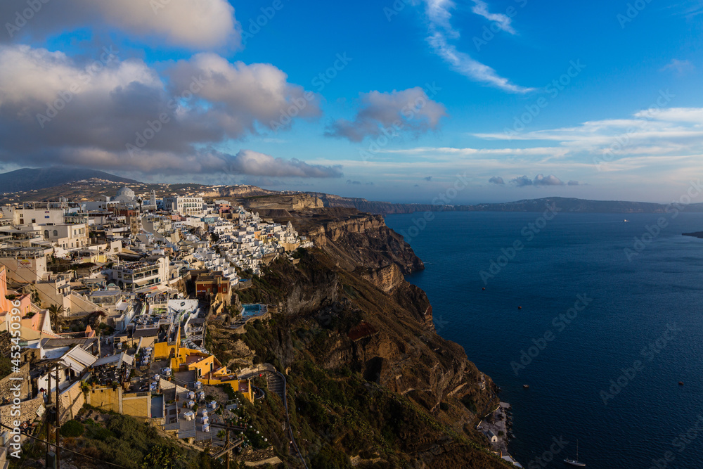 ギリシャ　サントリーニ島の断崖の上にあるフィラの街並みと島の風景