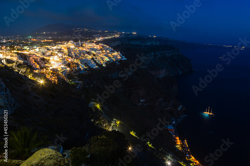 ギリシャ サントリーニ島の断崖の上にあるライトアップされたフィラの街の夜景