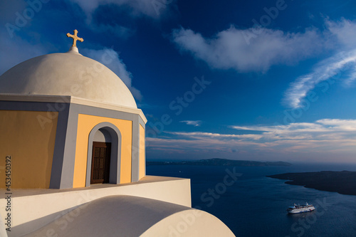 ギリシャ サントリーニ島のフィラの聖スティリアノスのカトリック教会とエーゲ海とネア・カメニ島