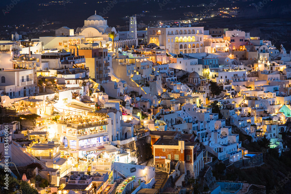 ギリシャ　サントリーニ島の断崖の上にあるライトアップされたフィラの街の夜景
