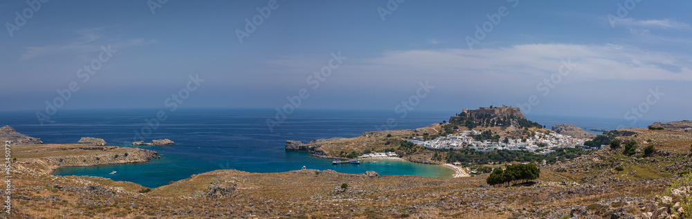 ギリシャ　ロードス島にあるリンドスのアクロポリスと街並みとエーゲ海
