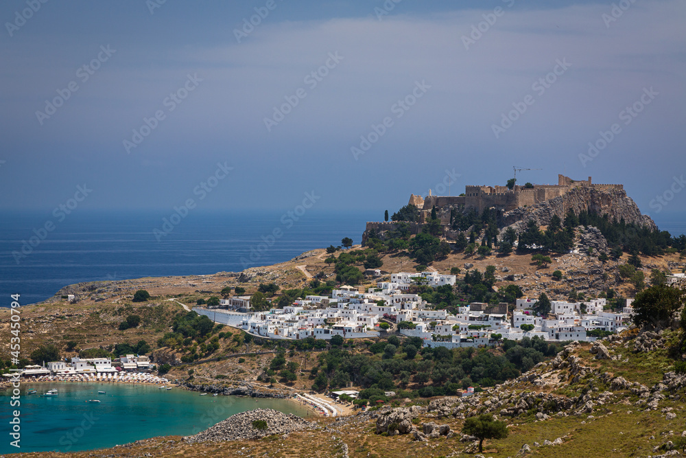 ギリシャ　ロードス島にあるリンドスのアクロポリスと街並みとエーゲ海