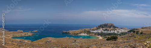 ギリシャ ロードス島にあるリンドスのアクロポリスと街並みとエーゲ海
