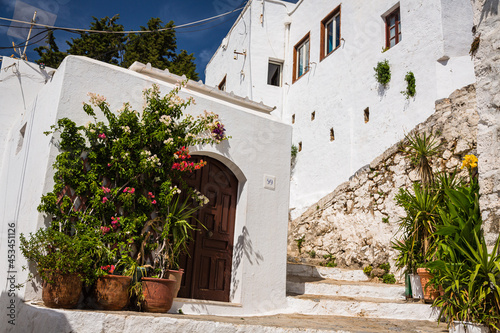 ギリシャ　ロードス島にあるリンドスの旧市街の白い町並み © pespiero